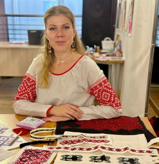 Евгения Щапова ведёт мастер-класс в традиционном костюме